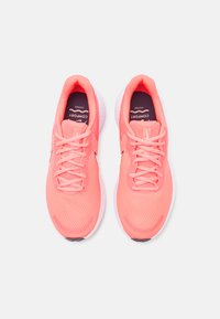 Nike Performance REVOLUTION 7 - Chaussures de running sur route - pink, beige