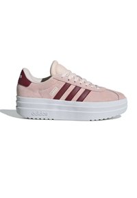 Sneaker in suede rosa con tre strisce bordeaux, suola piatta bianca e lacci tonali. Presenta un logo sul lato e un collo imbottito.