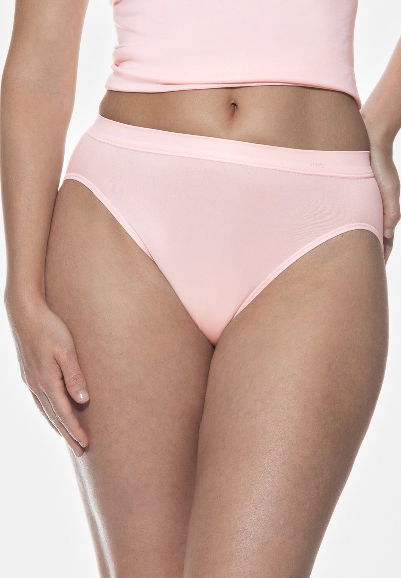 Jasnoróżowa, wysoka bielizna wykonana z gładkiego materiału, z miękkim paskiem w talii i bezszwowym wykończeniem dla wygody.