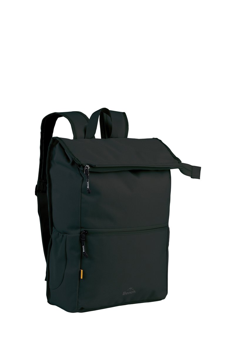 Mochila de color verde oscuro hecha de un tejido duradero, con una tapa plegable, bolsillos con cremallera y correas ajustables para mayor comodidad al llevarla.