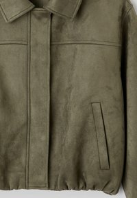 Veste en daim vert olive avec un col, des coutures verticales et un ourlet élastiqué. Dispose d'une poche latérale et d'une texture lisse.