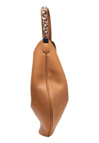 Sac en cuir tan avec une silhouette décontractée, présentant une bandoulière en chaîne argentée et une texture lisse, mettant en avant un design minimaliste.
