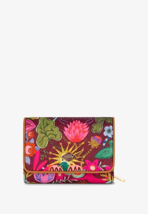 Kleurrijke portemonnee in bloem- en botanische patronen, met roze, groene en oranje tinten op een kastanjebruine achtergrond. Bruine afwerking en logo-accent.