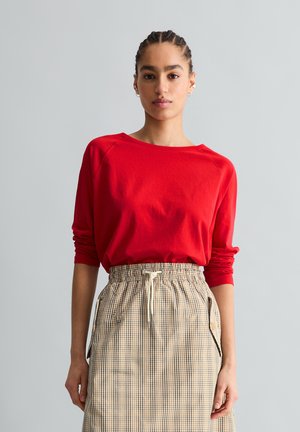 - Bluzka z długim rękawem