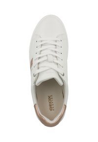 Sneaker in pelle bianca con lacci frontali, accentuazione dorata sul tallone e colletto imbottito. Presenta un interno traspirante e dettagli del logo sulla soletta.