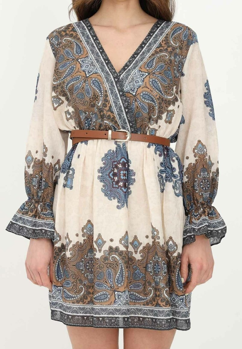 Robe crème à manches longues avec motifs cachemire marron et bleu, col en V, taille cintrée avec une fine ceinture marron et poignets à volants aux manches.