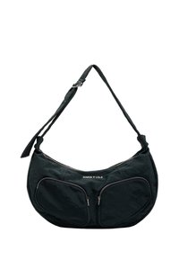 Czarna torba na ramię z tkaniny o wyprofilowanym kształcie, z dwoma przednimi kieszeniami na zamek błyskawiczny i regulowanym paskiem; oznaczona napisem "BIMBA Y LOLA."