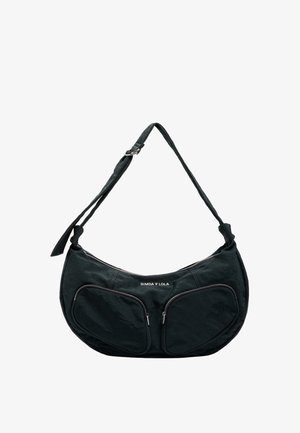 Bolso de hombro de tela negra con forma curva, que cuenta con dos bolsillos frontales con cremallera y una correa ajustable; marcado con "BIMBA Y LOLA."