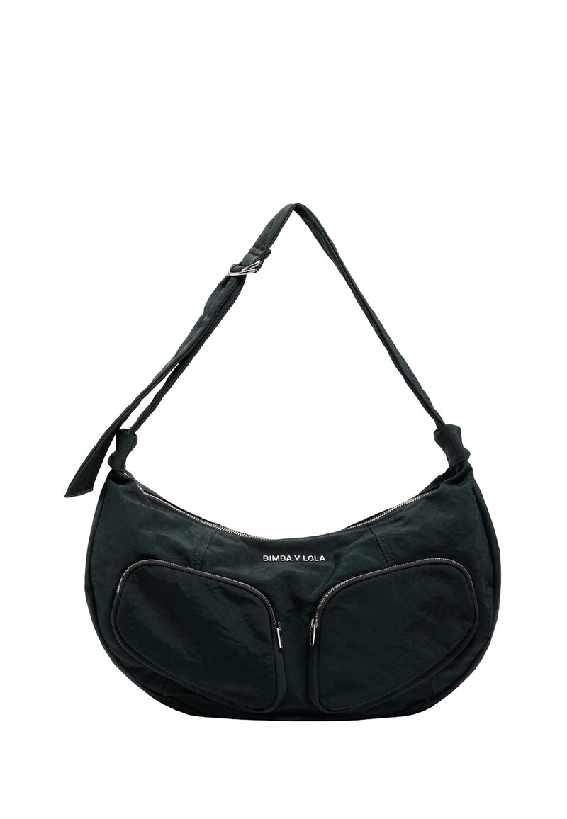 Czarna torba na ramię z tkaniny o wyprofilowanym kształcie, z dwoma przednimi kieszeniami na zamek błyskawiczny i regulowanym paskiem; oznaczona napisem "BIMBA Y LOLA."