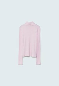 Růžový žebrovaný svetřík s turtleneck výstřihem a dlouhými rukávy, s volnějším střihem a přehnutým límcem. Měkká textura a minimalistický design.