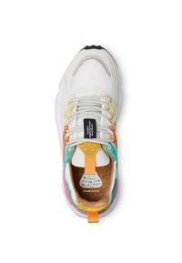 Sneaker bianco con upper in rete, accenti in suede colorato giallo, teal e rosa, soletta in sughero e suola in gomma nera.
