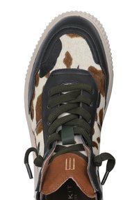 Sneaker con punta in pelle nera, tomaia in pelle di mucca con stampa animale, lacci verde oliva, dettagli marroni e suola in gomma testurizzata.