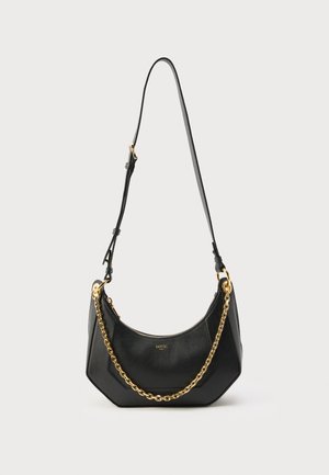 Czarna skórzana torba na ramię z detalem z pozłacanym łańcuchem i regulowanym paskiem, wyposażona w zamek błyskawiczny i subtelne logo marki z przodu.