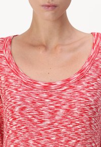 Rotes und weißes gestricktes Oberteil mit weitem Rundhalsausschnitt, weicher Textur und kurzen Ärmeln, das ein dezentes meliertes Design hervorhebt.