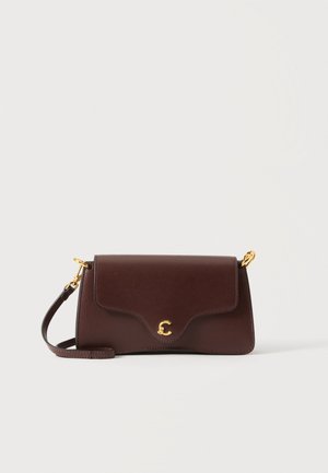 Borsa a tracolla in pelle marrone scuro con ferrature dorate e chiusura con patta curva impreziosita da un piccolo emblema dorato a forma di "C".