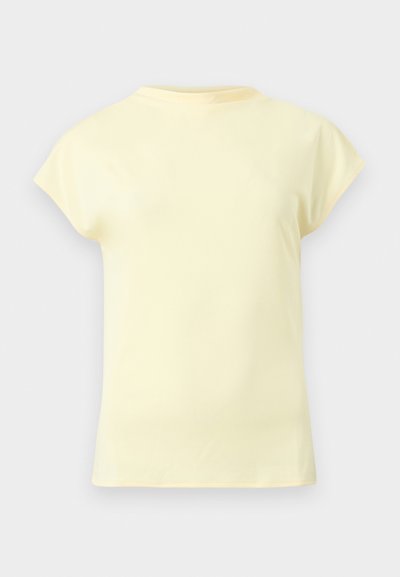 Ανοιχτό κίτρινο κοντομάνικο T-shirt με στρογγυλή λαιμόκοψη, εμφανιζόμενο σε ουδέτερο ανοιχτό γκρι φόντο.