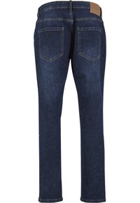 Proste dżinsy o ciemnoniebieskim kolorze, widziane od tyłu, z dwoma tylnymi kieszeniami i brązową skórzaną naszywką na talii.