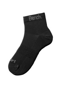 Schwarze Knöchelsocke aus weichem Material mit geripptem Bund. Enthält den Markennamen "Bench" am oberen Rand und "Sport" in der Nähe der Zehen.