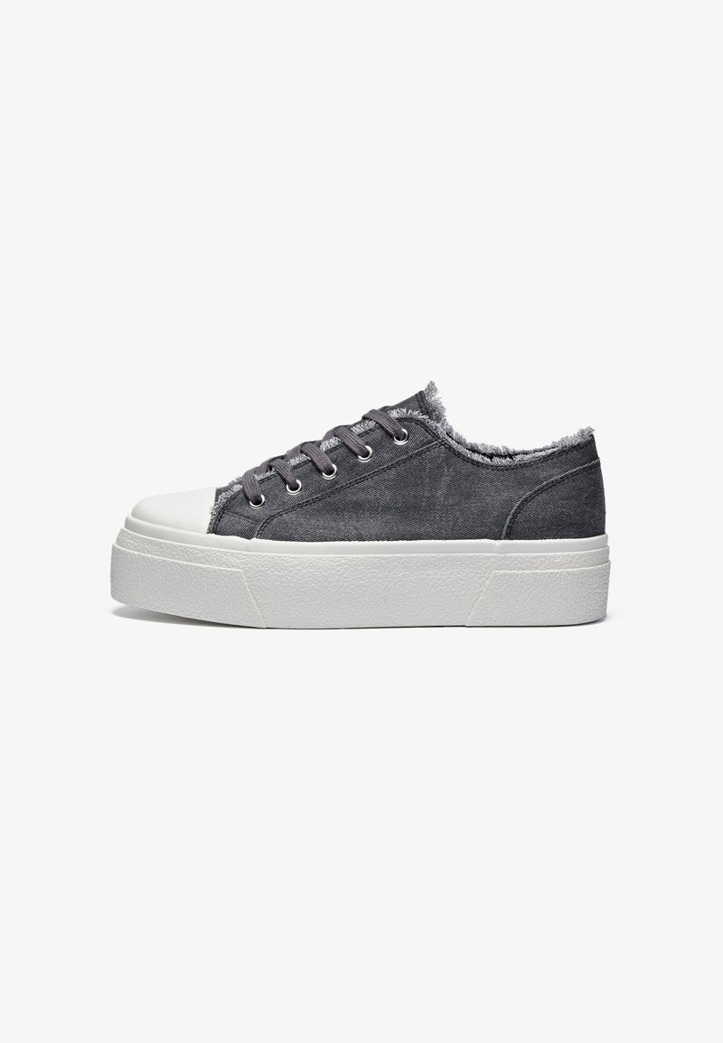 Graue Denim-Sneaker mit einer weißen Gummisohle, fransigen Kanten, grauen Schnürsenkeln und einer runden Zehenpartie. Klassischer Low-Top-Stil.