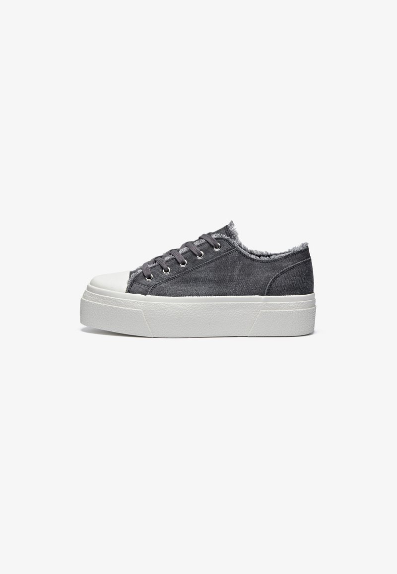 Graue Denim-Sneaker mit einer weißen Gummisohle, fransigen Kanten, grauen Schnürsenkeln und einer runden Zehenpartie. Klassischer Low-Top-Stil.