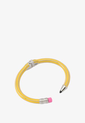 Gul blyantarmbånd med to cylindriske gule blyantformede bånd, metalaccentuationer, en sølvconnector og pink viskelæderdetalje i den ene ende.