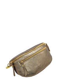 Sacs de taille métalliques dorés avec deux poches zippées, texture lisse et accents en matériel doré ; forme arrondie et sangle ajustable.