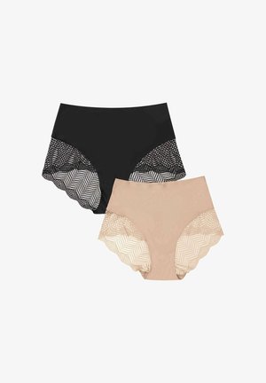 Dwie pary damskich majtek: czarne z koronkowym wzorem i jasnobeżowe z falbaniastą koronką. Obie pary wykonane są z miękkiego materiału.
