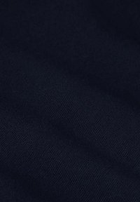 Navyblauwe stof van dichtbij met een gladde, gestructureerde weving. Het materiaal lijkt zacht en dicht, met een gelijkmatige kleurverdeling zonder patronen.