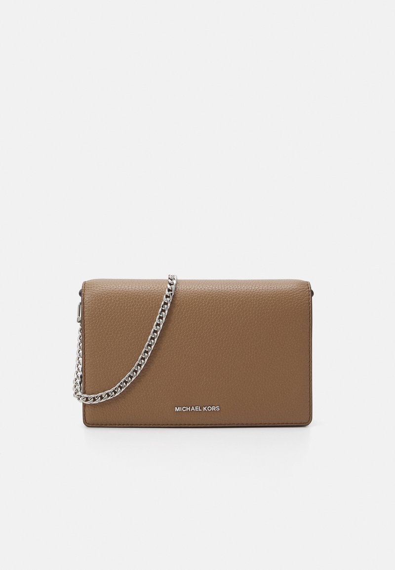 Sac bandoulière en cuir marron texturé avec une bandoulière chaîne en argent et le logo Michael Kors sur le devant, sur fond uni.