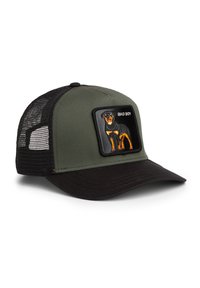 Gorra trucker de malla en verde oliva y negro con un parche que muestra un perro Rottweiler y el texto "BAD BOY".
