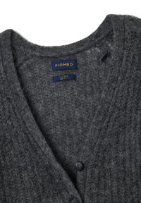 Cardigan grigio lavorato a maglia con scollo a V, caratterizzato da un motivo testurizzato, due bottoni neri e etichette che indicano marca e taglia.