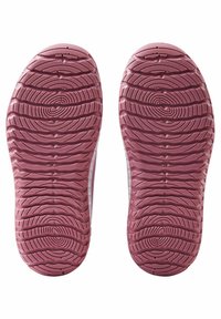 Sula av skor med ett vågigt, texturerat mönster i rosa gummi, med cirkulära fåror och kanter för grepp och halkskydd.