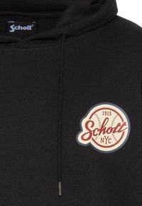 Czarna bluza z kapturem ze sznurkiem; na froncie okrągłe logo w kolorach czerwonym i białym z napisem "Schott NYC 1913" oraz akcenty wzoru baseballowego.