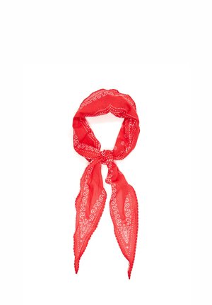 Rødt bandana med hvide paisley-mønstre bundet i en løs knude mod en hvid baggrund.