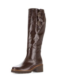 Bota alta de cuero marrón con un acabado suave, que presenta dos hebillas metálicas en el costado y un resistente tacón de bloque.