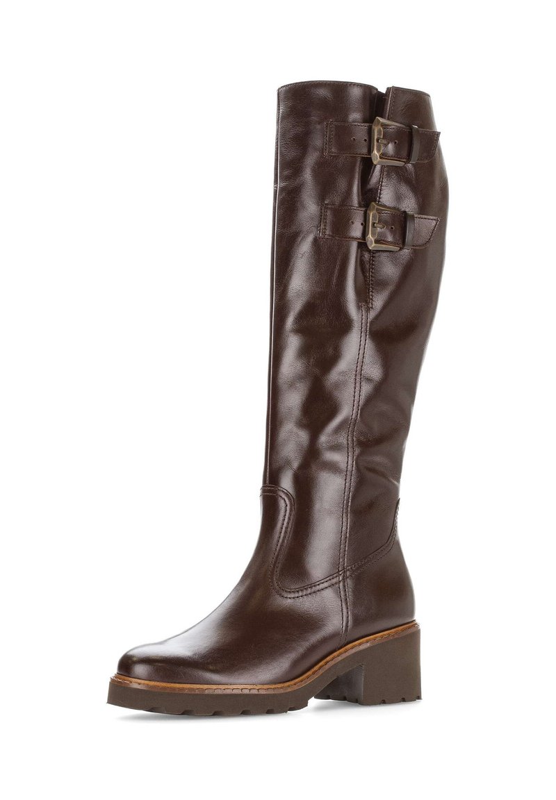 Bota alta de cuero marrón con un acabado suave, que presenta dos hebillas metálicas en el costado y un resistente tacón de bloque.