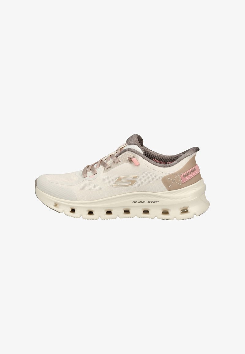 Baskets Skechers Glide-Step beiges avec des accents roses, tige en mesh respirant, semelle rembourrée et étiquette "Slip-Ins" au talon.