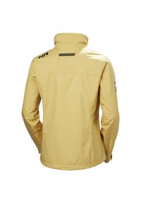 Chaqueta impermeable amarilla con cuello alto, mangas largas y un logo negro en la parte superior de la espalda y la manga derecha.