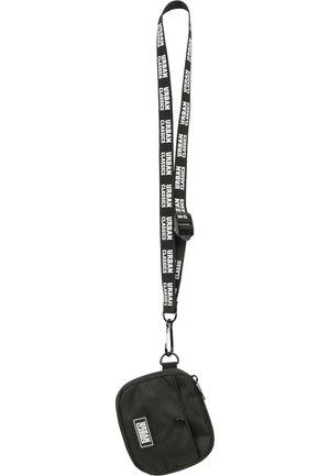 Schwarze Stofftasche mit Reißverschluss und Druckknopftasche, befestigt an einem schwarzen Schlüsselband, das wiederholt mit "Urban Classics" in Weiß bedruckt ist.