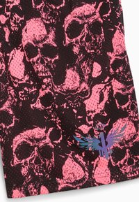 Sort mesh-stof med pink, slidte kranie-mønstre og et lille vinge-logo i blå og lilla nær nederste højre hjørne.