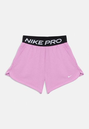 Hellviolette Sportshorts mit schwarzem elastischem Bund, beschriftet mit "NIKE PRO" und kleinem weißem Nike-Swoosh am linken Bein.