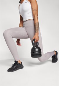 Under Armour MOTION LEGGING - Retuusid - tetra gray/white
