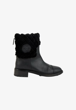 CHANEL, Boots à talons - black