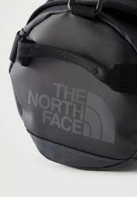 Μαύρη τσάντα The North Face με ανθεκτική λαβή και ανθεκτικό ύφασμα, με έμφαση στο λογότυπο της μάρκας στο εμπρόσθιο πάνελ.
