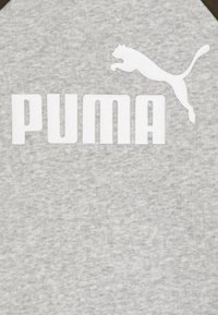 Felpa grigia con una texture morbida, caratterizzata da un logo "PUMA" bianco e il contorno di un puma in salto sopra il testo, con un collo a contrasto.