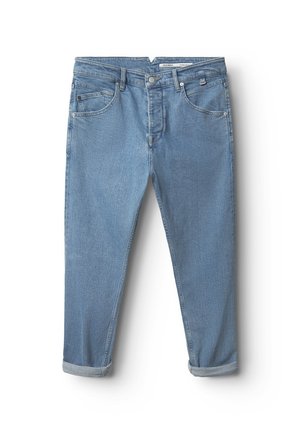 Jasnoniebieskie jeansy z denimu z podwiniętymi mankietami, przednim guzikiem i wzorem pięciu kieszeni na białym tle.