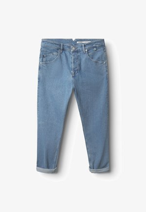 Jasnoniebieskie jeansy z denimu z podwiniętymi mankietami, przednim guzikiem i wzorem pięciu kieszeni na białym tle.