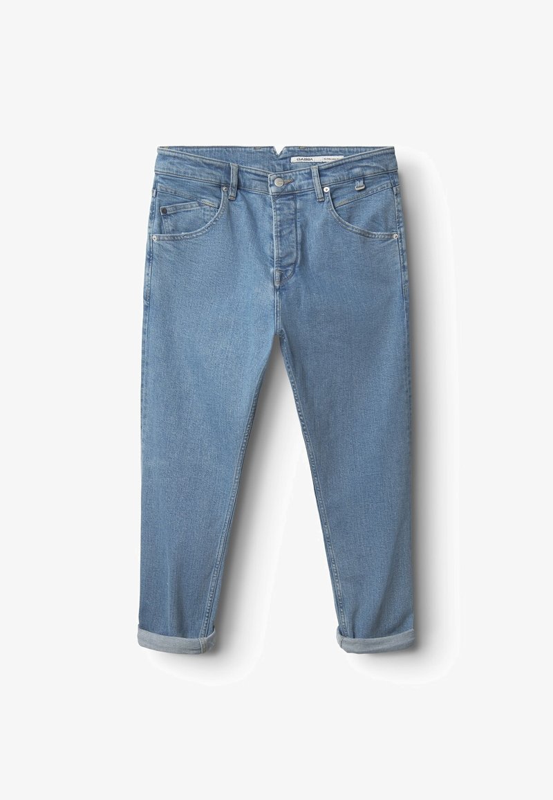 Jean en denim bleu clair avec revers roulés, bouton devant et design cinq poches sur fond blanc.