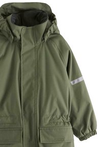 Giacca impermeabile verde con colletto alto, cappuccio, polsini elasticizzati, tasche frontali e una striscia riflettente sulla manica.
