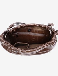 Geantă de mână din piele maro cu suprafață texturată, închidere cu șnur și buzunar interior cu fermoar. Căptușeală de material neted cu detaliu cu logo embosat.